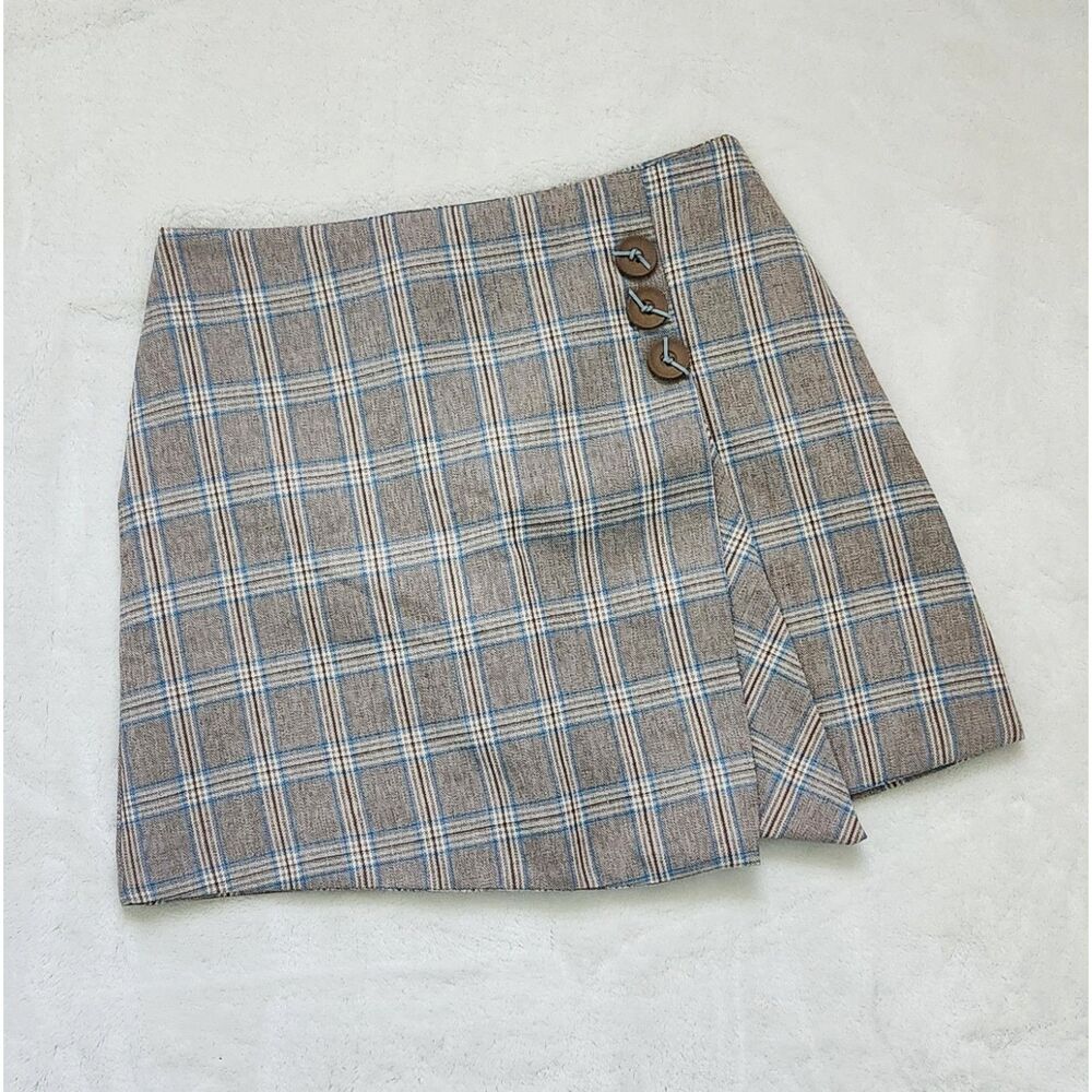 NWOT plaid skirt with button accent